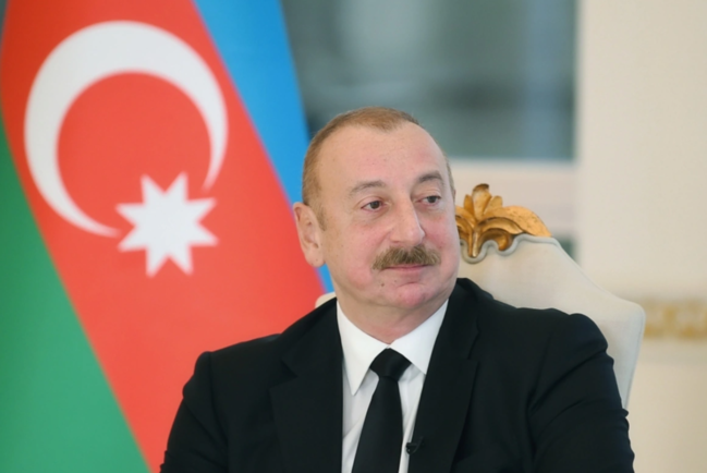 İlham Əliyev Bakıda Dövlət Bayrağı Meydanında olub