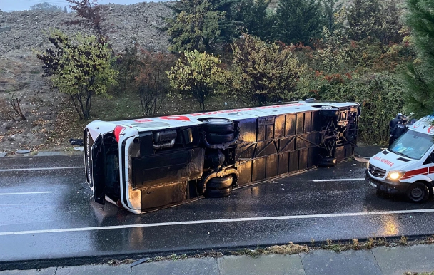 İstanbulda sərnişin avtobusu aşdı: Ölən və yaralananlar var