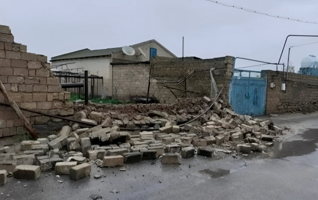 Bakıda qadının üzərinə hasar aşdı, həyatını itirdi