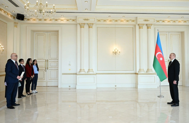 İlham Əliyev Fələstinin ölkəmizdə yeni təyin olunmuş səfirinin etimadnaməsini qəbul edib