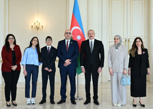 İlham Əliyev Fələstinin ölkəmizdə yeni təyin olunmuş səfirinin etimadnaməsini qəbul edib