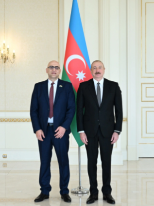 İlham Əliyev Fələstinin ölkəmizdə yeni təyin olunmuş səfirinin etimadnaməsini qəbul edib