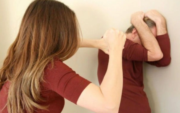 Qadın ona sataşmaq niyyəti ilə evinə daxil olan kişini döyüb, qaşını və burnunu yandırdı