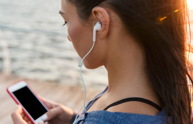 Yayda qulaqlıqlarla musiqi dinləmək təhlükəli ola bilər – Necə qorunmalı?