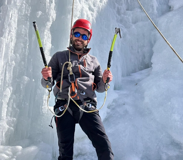 Tur rəhbəri maşının yük yerindən asfalta yıxılaraq ölüb - TƏFƏRRÜAT+FOTOLAR