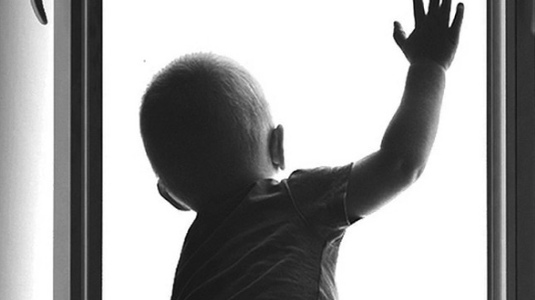 3 yaşlı uşaq hündürmərtəbəli binadan yıxılıb öldü