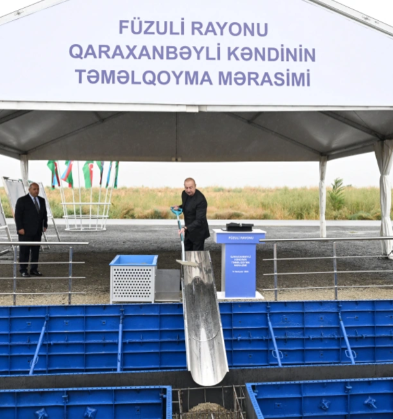 İlham Əliyev Füzuli rayonunun yeni salınacaq Qaraxanbəyli kəndinin təməlini qoyub