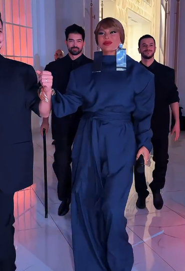 Aygün Kazımova görünüşü ilə TƏƏCCÜBLƏNDİRDİ - FOTOLAR