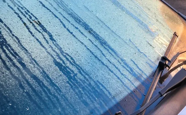 Niyə ön şüşələrdə qara nöqtələr olur? - Az adamın bildiyi gizli XÜSUSİYYƏT