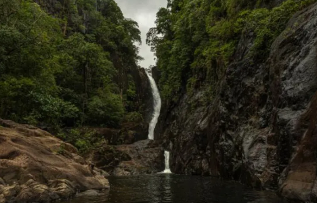 Şəlalədə selfi çəkdirmək istəyən gənc futbolçu yıxılıb öldü