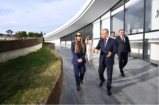 Leyla Əliyeva və Alyona Əliyeva Gəncə Memorial Kompleksini və Milli Qəhrəman Natiq Qasımovun ailəsini ziyarət ediblər