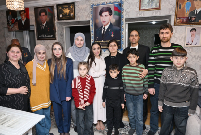 Leyla Əliyeva və Alyona Əliyeva Gəncə Memorial Kompleksini və Milli Qəhrəman Natiq Qasımovun ailəsini ziyarət ediblər