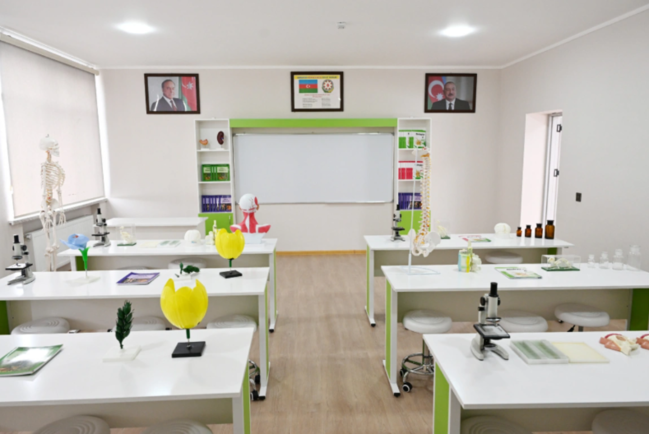 Leyla Əliyeva və Alyona Əliyeva Gəncədə STEAM mərkəzində və 37 nömrəli tam orta məktəbdə olublar