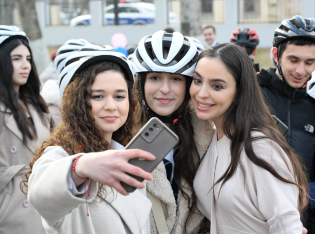 Leyla Əliyeva və Alyona Əliyeva Gəncədə STEAM mərkəzində və 37 nömrəli tam orta məktəbdə olublar