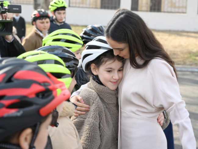 Leyla Əliyeva və Alyona Əliyeva Gəncədə STEAM mərkəzində və 37 nömrəli tam orta məktəbdə olublar