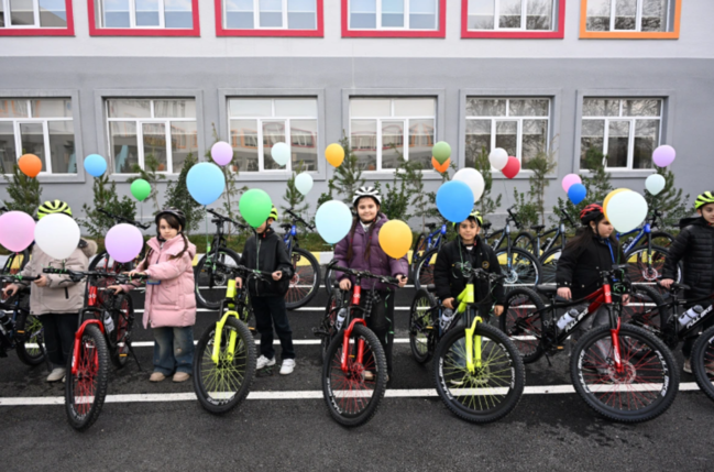 Leyla Əliyeva və Alyona Əliyeva Gəncədə STEAM mərkəzində və 37 nömrəli tam orta məktəbdə olublar