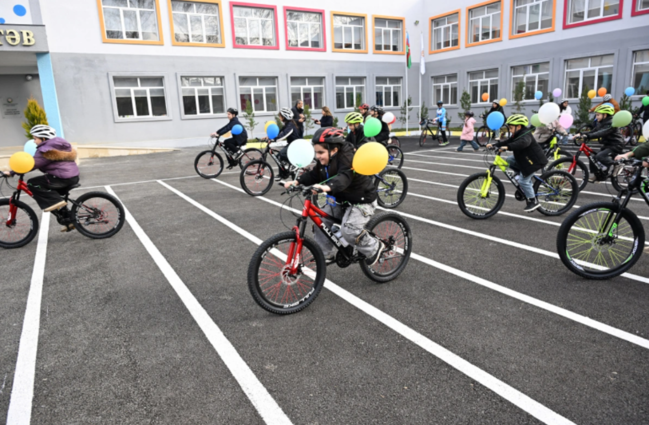 Leyla Əliyeva və Alyona Əliyeva Gəncədə STEAM mərkəzində və 37 nömrəli tam orta məktəbdə olublar