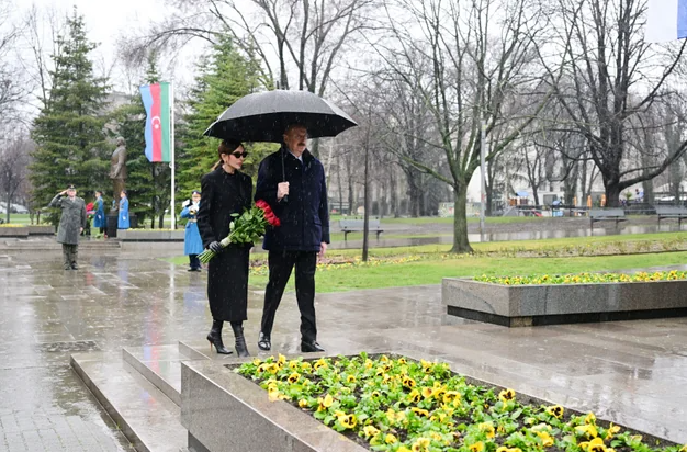 Prezident İlham Əliyev Belqradda ümummilli lider Heydər Əliyevin və serb yazıçısı Milorad Paviçin abidələrini ziyarət edib