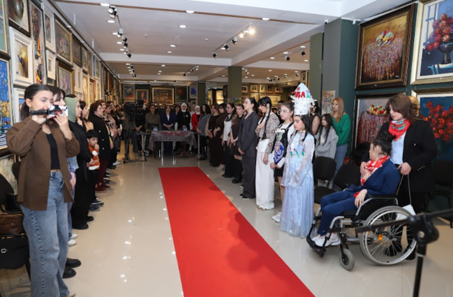 Xətai Sənət Mərkəzində "Milli-mənəvi dəyərlərimiz" adlı incəsənət sərgisi keçirilib - FOTOLAR