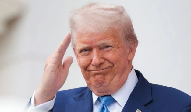 Tramp idman ayaqqabılarını satışa çıxardı