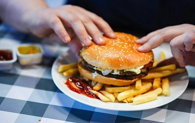 Bir porsiya belə təhlükəlidir: Ultra emal olunmuş qidalar barədə xəbərdarlıq