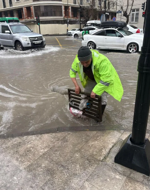 Şəhərin kommunal xidmətləri gücləndirilmiş iş rejimində fəaliyyət göstərir - FOTO