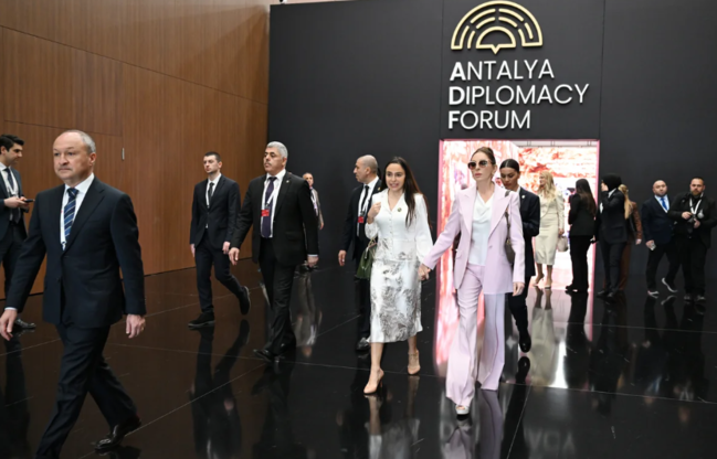 Mehriban Əliyeva Antalyada Fələstinlə bağlı paneldə iştirak edib - FOTO