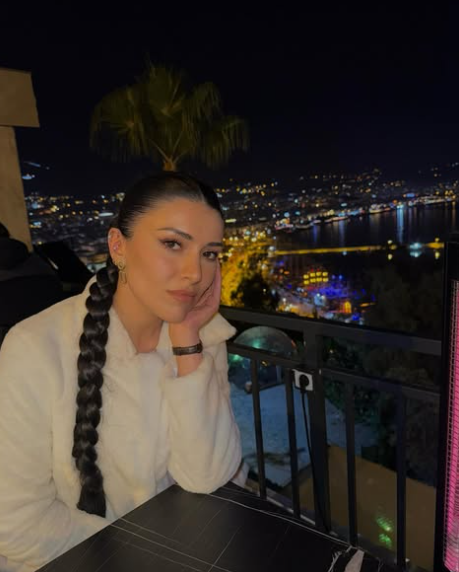 Ülviranın modelə bənzəyən qızı gözəlliyi ilə HEYRAN EDİR - YENİ FOTO