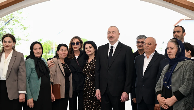 İlham Əliyev və Mehriban Əliyeva Şükürbəyli kəndinə köçən sakinlərlə görüşüblər - FOTO