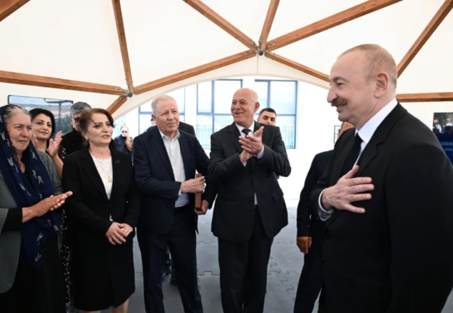 İlham Əliyev və Mehriban Əliyeva Şükürbəyli kəndinə köçən sakinlərlə görüşüblər - FOTO