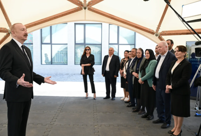 İlham Əliyev və Mehriban Əliyeva Şükürbəyli kəndinə köçən sakinlərlə görüşüblər - FOTO