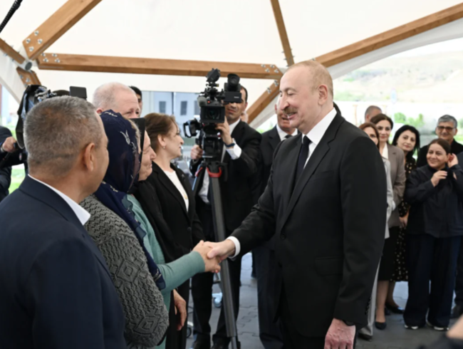 İlham Əliyev və Mehriban Əliyeva Şükürbəyli kəndinə köçən sakinlərlə görüşüblər - FOTO