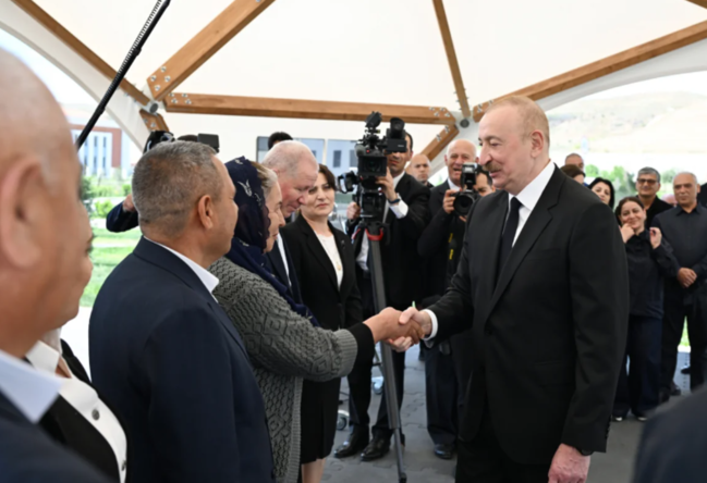 İlham Əliyev və Mehriban Əliyeva Şükürbəyli kəndinə köçən sakinlərlə görüşüblər - FOTO