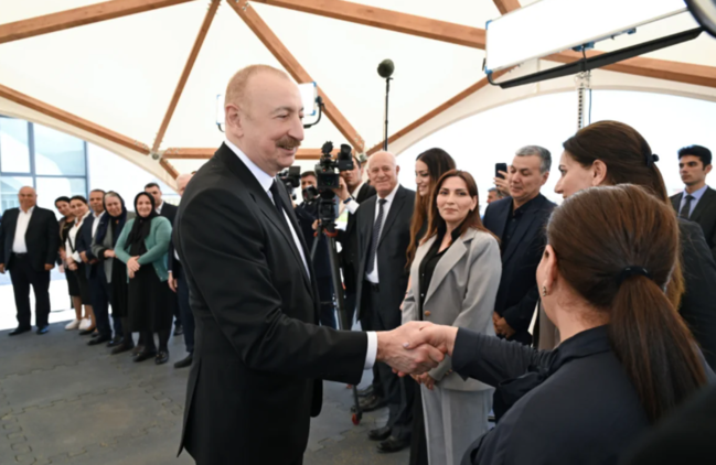 İlham Əliyev və Mehriban Əliyeva Şükürbəyli kəndinə köçən sakinlərlə görüşüblər - FOTO
