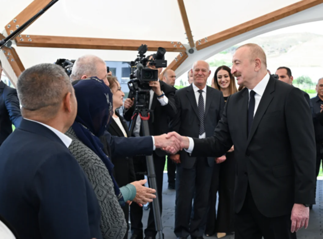 İlham Əliyev və Mehriban Əliyeva Şükürbəyli kəndinə köçən sakinlərlə görüşüblər - FOTO