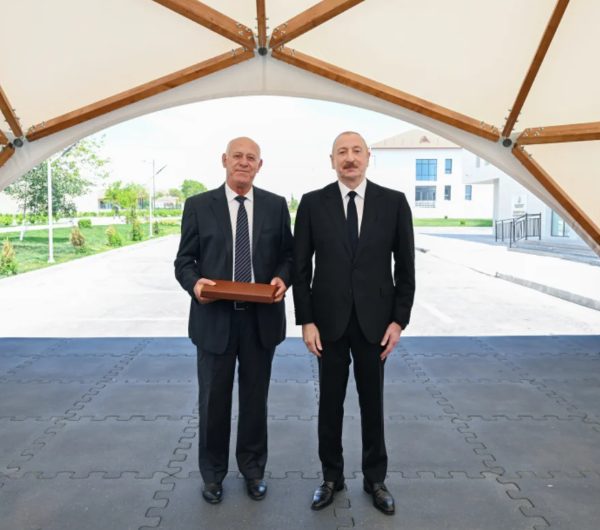 İlham Əliyev və Mehriban Əliyeva Şükürbəyli kəndinə köçən sakinlərlə görüşüblər - FOTO