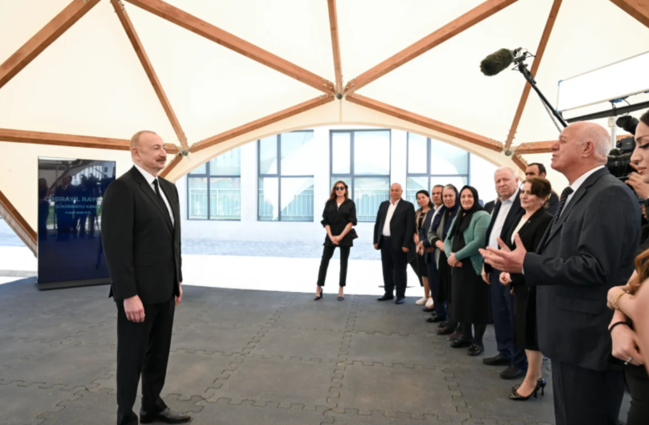 İlham Əliyev və Mehriban Əliyeva Şükürbəyli kəndinə köçən sakinlərlə görüşüblər - FOTO