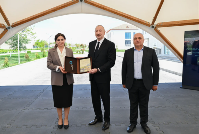 İlham Əliyev və Mehriban Əliyeva Şükürbəyli kəndinə köçən sakinlərlə görüşüblər - FOTO