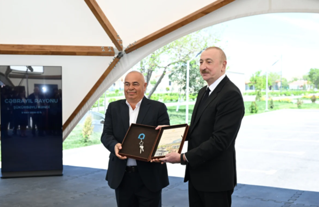 İlham Əliyev və Mehriban Əliyeva Şükürbəyli kəndinə köçən sakinlərlə görüşüblər - FOTO
