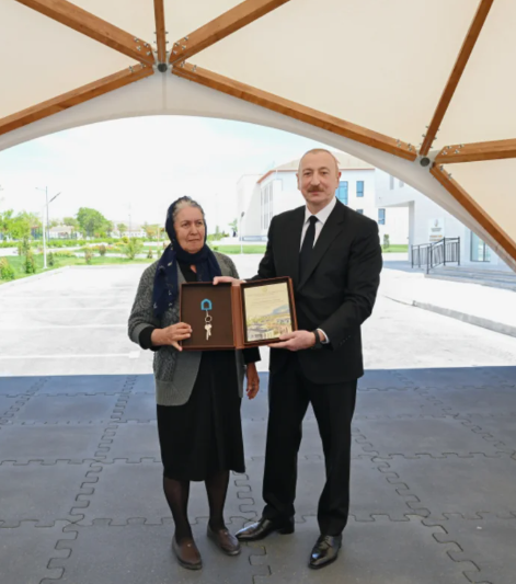 İlham Əliyev və Mehriban Əliyeva Şükürbəyli kəndinə köçən sakinlərlə görüşüblər - FOTO