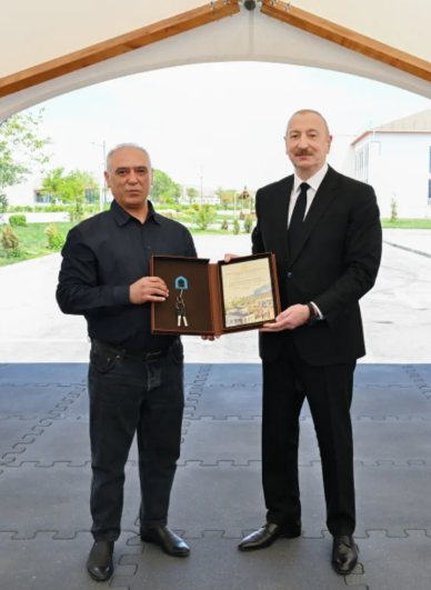 İlham Əliyev və Mehriban Əliyeva Şükürbəyli kəndinə köçən sakinlərlə görüşüblər - FOTO
