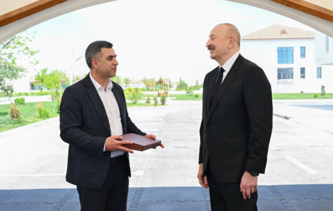 İlham Əliyev və Mehriban Əliyeva Şükürbəyli kəndinə köçən sakinlərlə görüşüblər - FOTO
