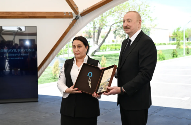 İlham Əliyev və Mehriban Əliyeva Şükürbəyli kəndinə köçən sakinlərlə görüşüblər - FOTO