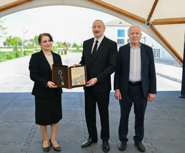 İlham Əliyev və Mehriban Əliyeva Şükürbəyli kəndinə köçən sakinlərlə görüşüblər - FOTO