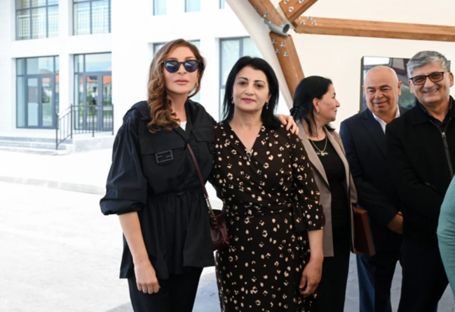 İlham Əliyev və Mehriban Əliyeva Şükürbəyli kəndinə köçən sakinlərlə görüşüblər - FOTO