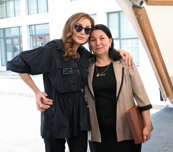 İlham Əliyev və Mehriban Əliyeva Şükürbəyli kəndinə köçən sakinlərlə görüşüblər - FOTO