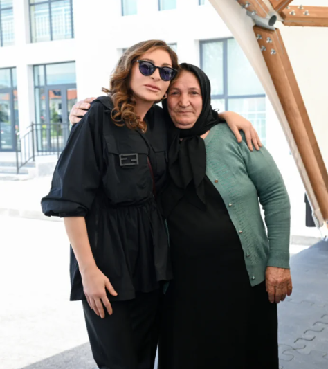 İlham Əliyev və Mehriban Əliyeva Şükürbəyli kəndinə köçən sakinlərlə görüşüblər - FOTO