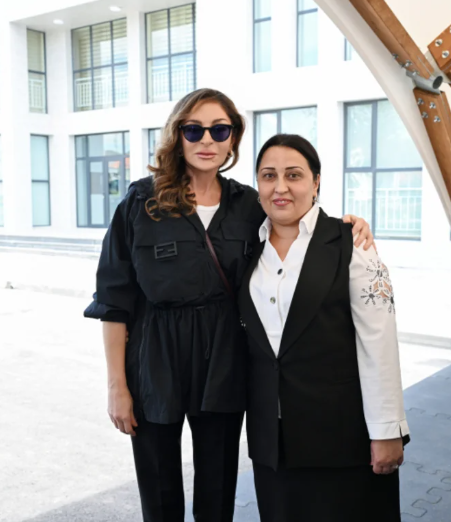 İlham Əliyev və Mehriban Əliyeva Şükürbəyli kəndinə köçən sakinlərlə görüşüblər - FOTO