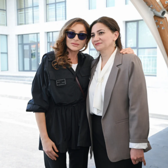 İlham Əliyev və Mehriban Əliyeva Şükürbəyli kəndinə köçən sakinlərlə görüşüblər - FOTO