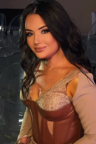 3 uşaq anası olan Aysel mini geyimdə AĞILLARI BAŞDAN ALDI - FOTOLAR